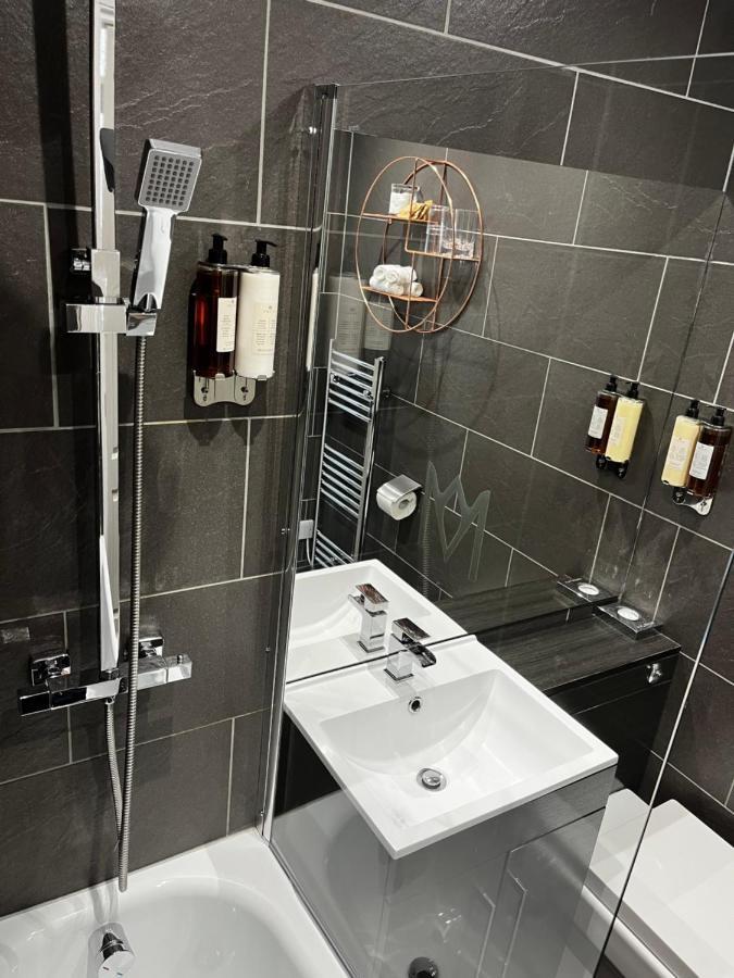 The Mews Boutique Deluxe Apartments, Sleep 2-6 People , Central Location, Free Parking ウィンダミア エクステリア 写真